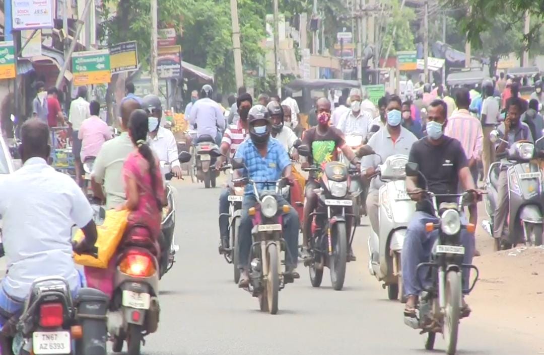 இராஜபாளையம் : ஊரடங்கு அறிவித்து நிலையிலும் இயல்பான நிலை போல் வாகனங்கள் அதிகமாக சென்றதால் ஊரடங்கு அமலில் உள்ளதா என்ற கேள்வி ?எழுப்பும் விதமாக காட்சிகள்..!