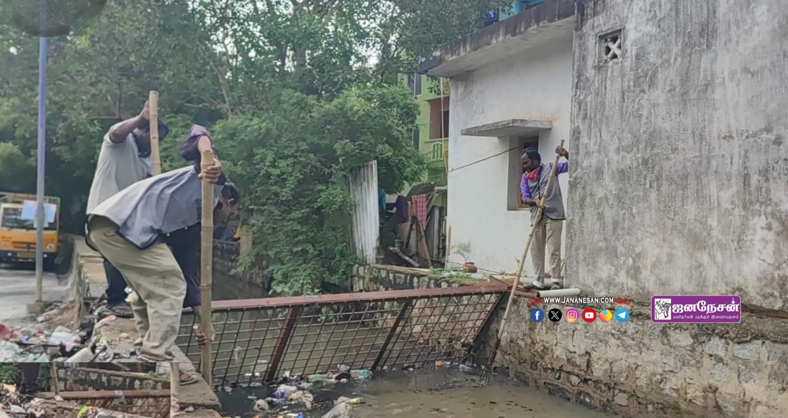 கால்வாய்களில் பொறுப்பின்றி வீசி எறியும் குப்பைகள் –  தடுப்பு வலைகள் அமைத்து சென்னை மாநகராட்சி அகற்றம்…!